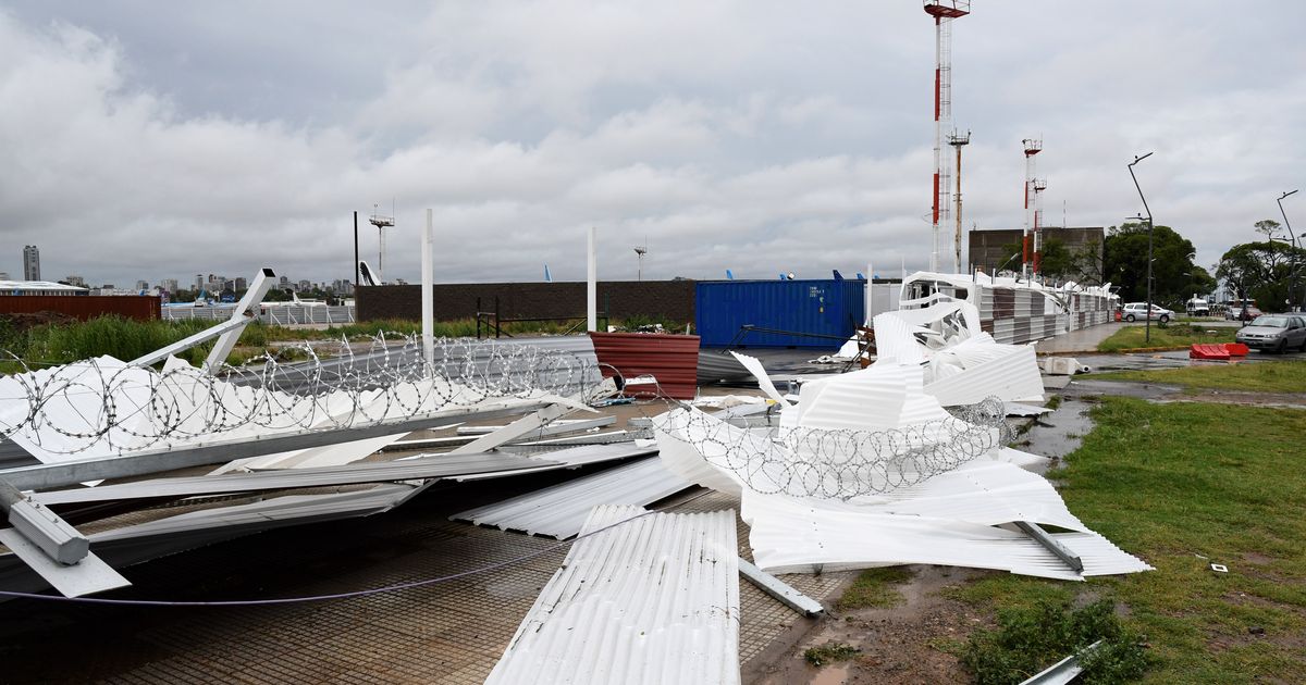 Más de 100 vuelos cancelados por el temporal Aeroparque ya está operativo