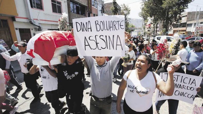 Perú Dina Boluarte denunciada por muertes en protestas