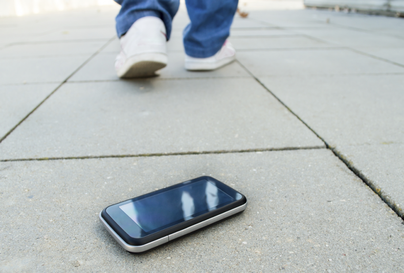 Perdió el celular en la calle se lo devolvieron pero le dejaron