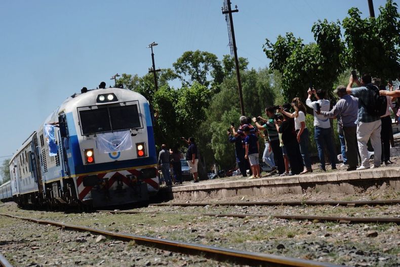 El tren de pasajeros llegó a Mendoza y la gente celebró