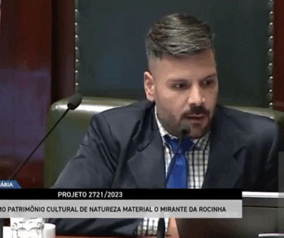 Escándalo: concejal se mostró sentado en el inodoro en medio de una sesión virtual.