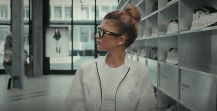 Zendaya se enfrenta a Roger Federer en un extraño partido de tenis.