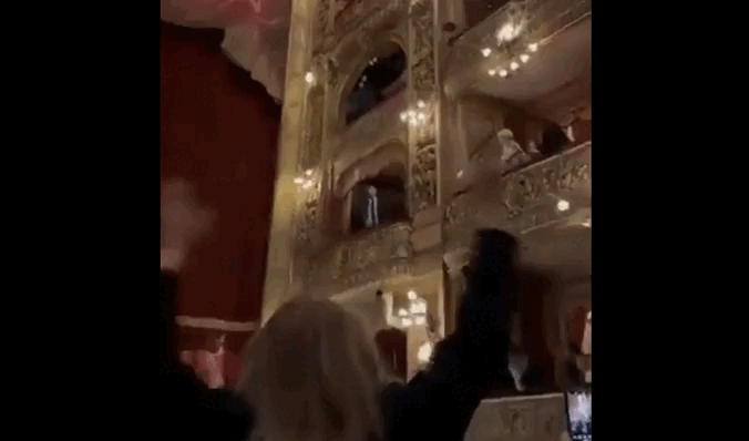 Milei fue al Teatro Colón con Yuyito González para ver la obra Carmen.