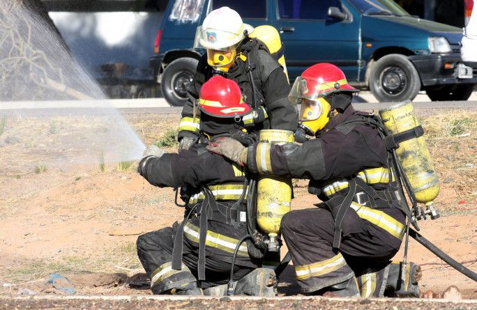 simulacro incendio, camión combustible, contaminante, accidente, traje especial, bomberos, fuego, catastrofe