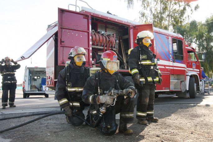 simulacro incendio, camión combustible, contaminante, accidente, traje especial, bomberos, fuego, catastrofe