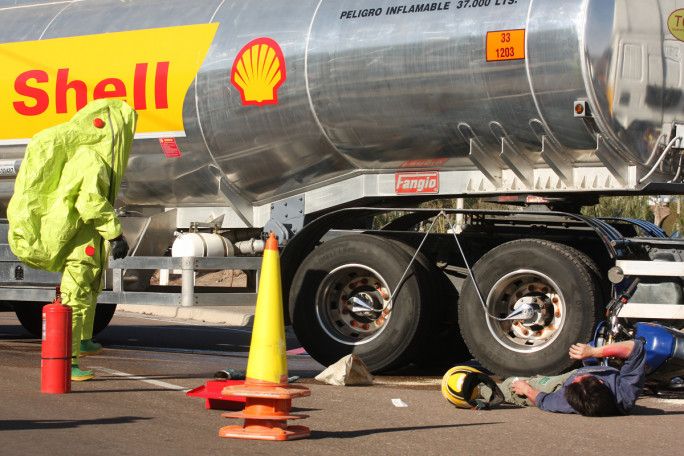 simulacro incendio, camión combustible, contaminante, accidente, traje especial, bomberos, fuego, catastrofe