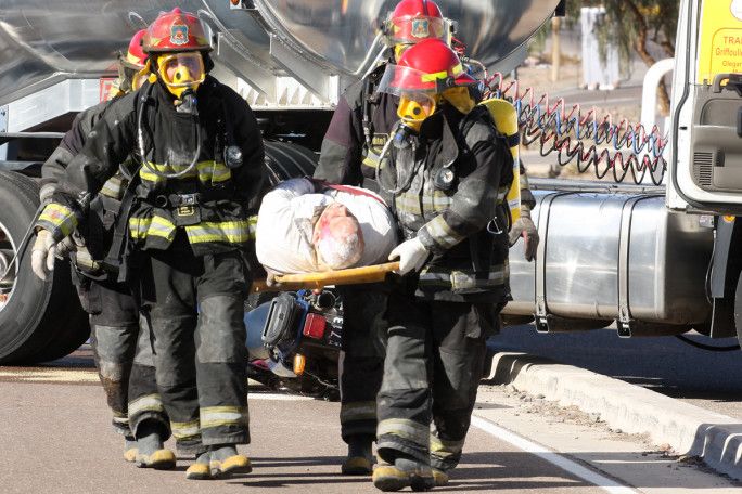 simulacro incendio, camión combustible, contaminante, accidente, traje especial, bomberos, fuego, catastrofe