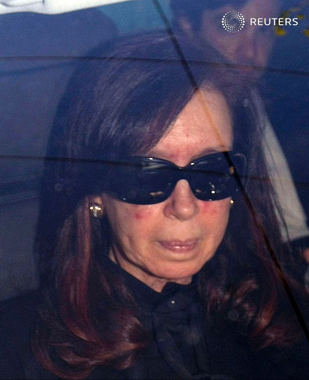 Cristina Fernandez entrada a fundacion favaloro