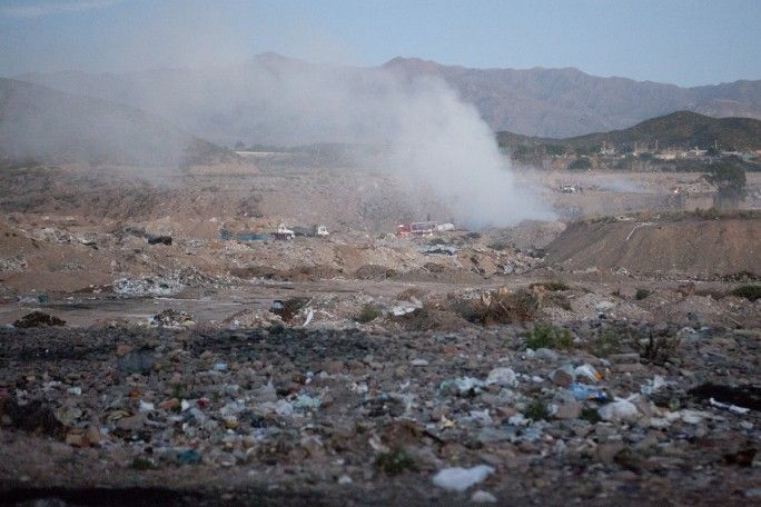 incendio en el pozo, basura quemada, olor feo en godoy cruz