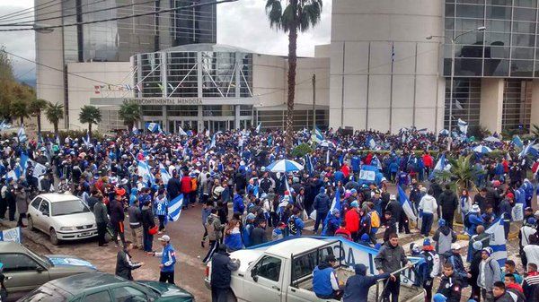 Caravana Tombina mir los videos de la despedida al plantel de