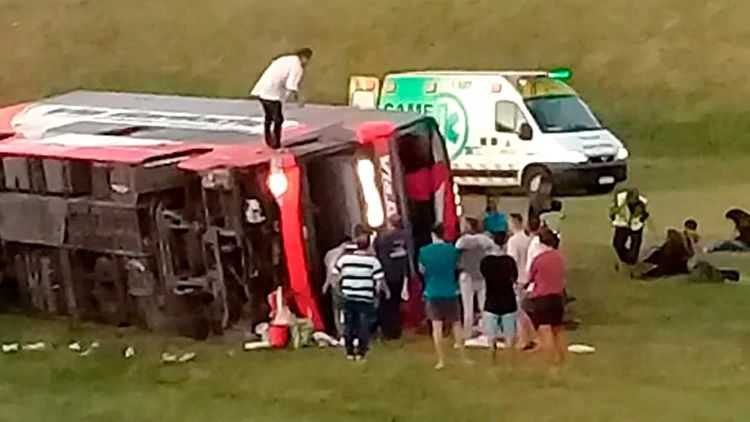 Volcó un micro de dos pisos en la Ruta 2: dos muertos y al menos 13 heridos