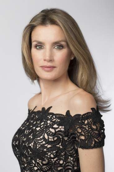 Doña Letizia posa con un vestido negro para Cristina García Rodero