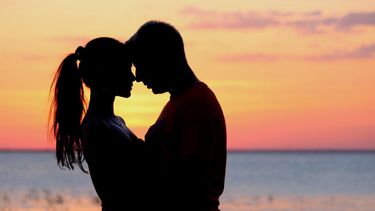 Romance inesperado: el hijo de un reconocido y la hija de una famosa conductora.