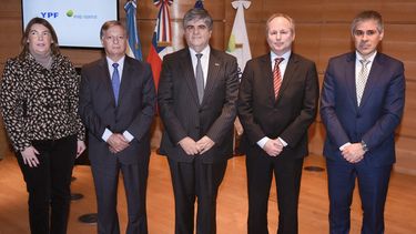 Acuerdo entre YPF y la chilena ENAP para producir gas