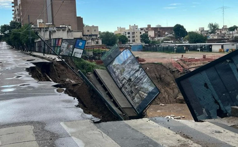 El agua produjo un corrimiento de tierra en pleno centro de Córdoba