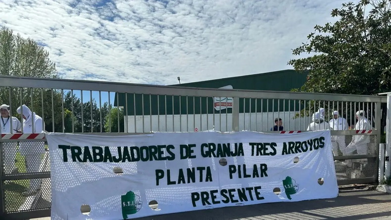 Los trabajadores de Granja Tres Arroyos estuvieron en Diputados exponiendo la crisis de la industria
