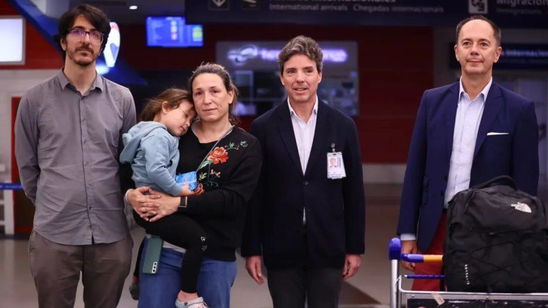 Regresaron al país los diplomáticos argentinos que fueron expulsados de Venezuela.