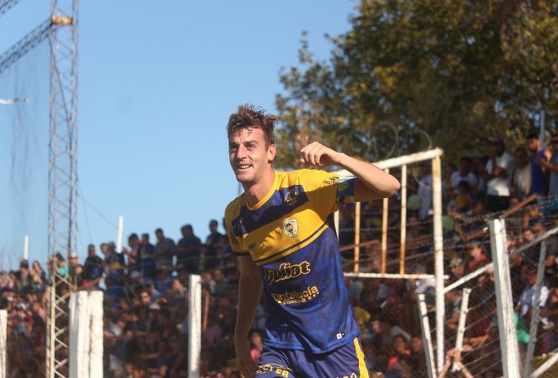 22 Mauricio Cascón, autor del gol de la victoria de Huracán ante Pedal Club.