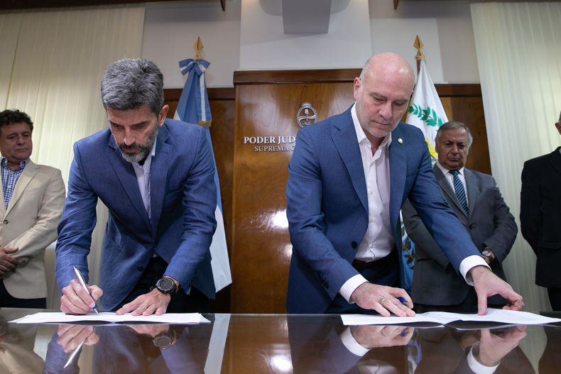 El intendente Ulpiano Suarez firmó un convenio de cooperación con la justicia de Mendoza.