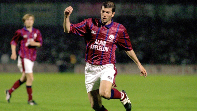 Zinedine Zidane con la camiseta de Burdeos, el club que lo lanzó a la fama hoy quebrado por una Sociedad Anónima Deportiva.