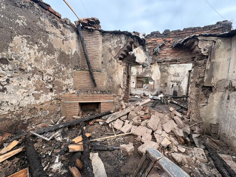 El incendio causó daños totales en una vivienda donde vivían tres familias.&nbsp;
