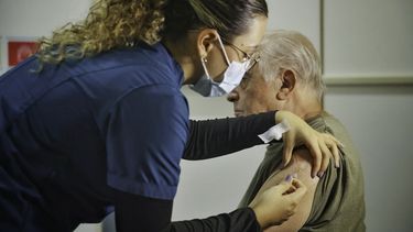 Gripe en Mendoza: faltan vacunas de PAMI y hay preocupación en las farmacias.