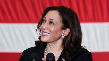 kamala harris se rie cuando una reportera le pregunta por la situacion en afganistan y es duramente criticada en las redes