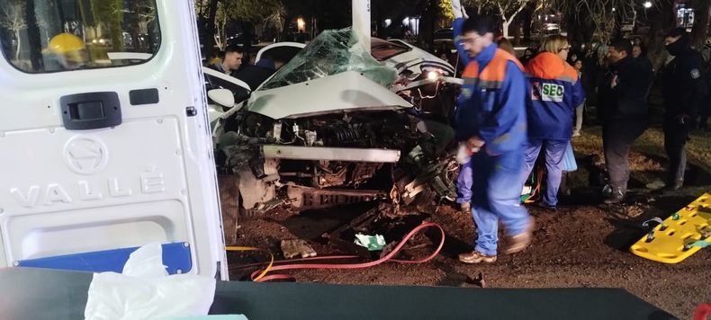 Accidente vial en Guaymallén: chocó contra un poste y quedó atrapado en el interior del vehículo