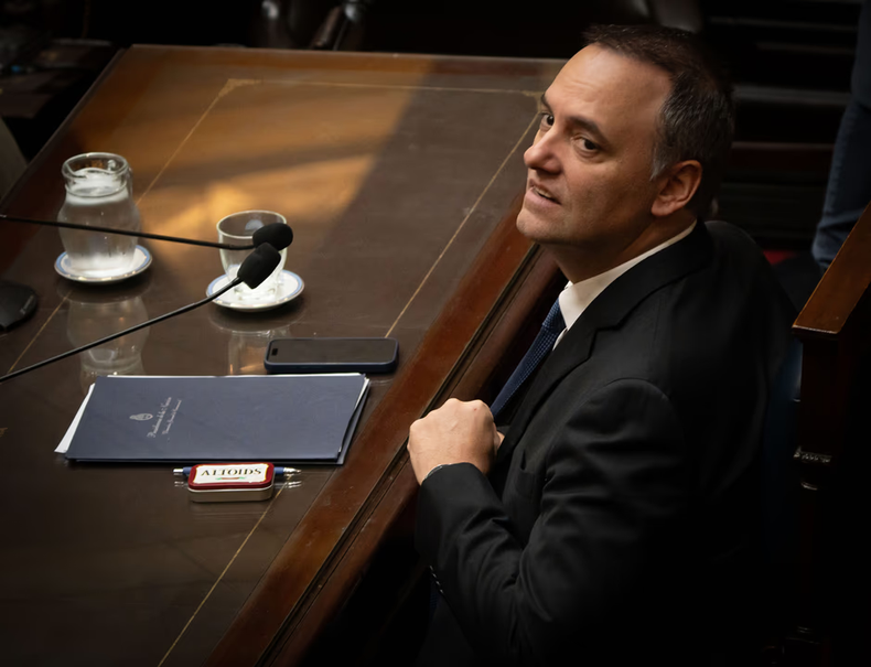 Manuel Adorni suma cuestionamientos.