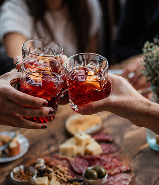 Vermut y vino en la juventud: ¿dos bebidas enemigas o aliadas en el consumo actual? Vermut y vino en la juventud: ¿dos bebidas enemigas o aliadas en el consumo actual?