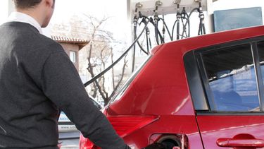 El Gobierno posterga la suba en el impuesto a los combustibles