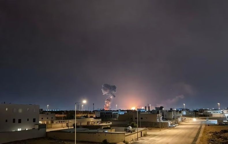 Irán y Estados Unidos desafían el alto al fuego con nuevos ataques cruzados.