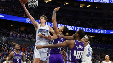 Facundo Campazzo lo miró desde el banco.