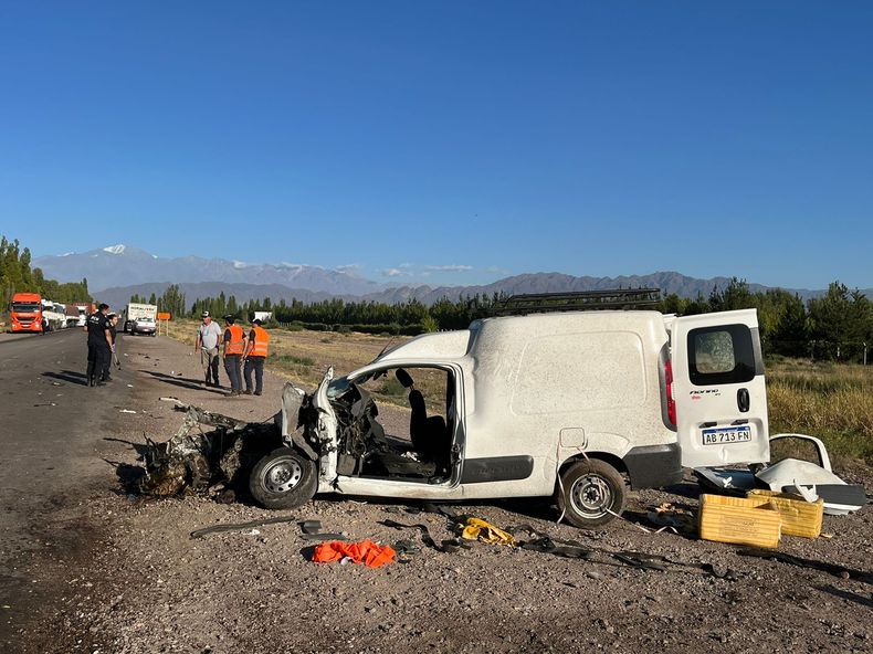 La camioneta Fiat Fiorino quedó destrozada tras el accidente vial ocurrido en Luján.