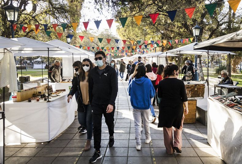 coronavirus mendoza, barbijos, contagios, centro, covid, distanciamiento, contagiados, turistas, turismo, vacaciones de invierno, artesanos