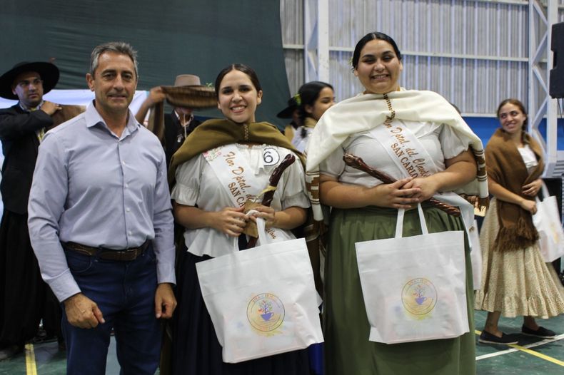 El Intendente de San Carlos Rolando Scanio junto a la Flor Departamental de la Tradición Camila Suárez&nbsp; y Victoria Martínez Flor del Clavel del Aire