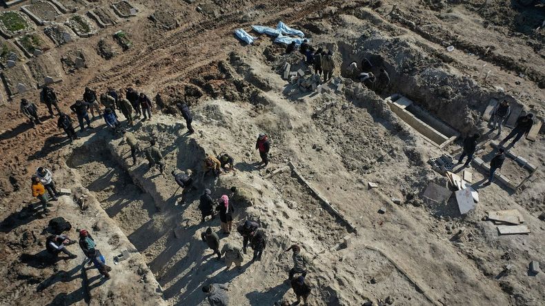 Descubren fosa clandestina con 10 cadáveres en México.