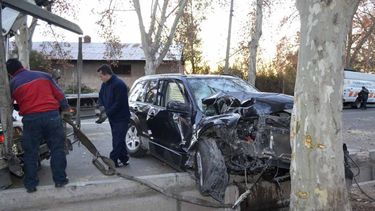 Sitio Andino | A la víctima le dispararon cuando estaba detenida en una esquina. Luego, herida, terminó chocando contra un árbol.