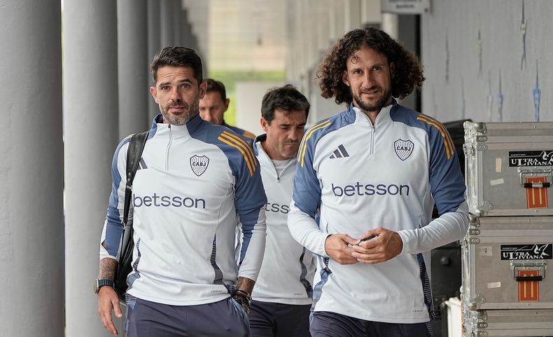 Fernando Gago, nuevo DT de Boca, junto a su ayudante Fabricio Coloccini