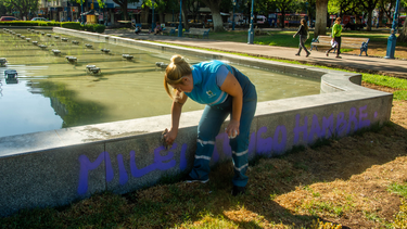 durante la marcha piquetera vandalizaron la fuente de la plaza independencia