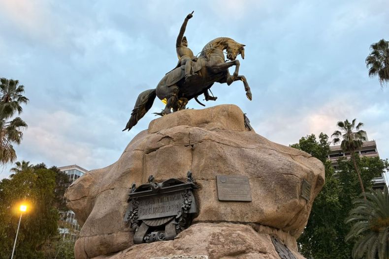 El monumento a San Martín, uno de los símbolos de la plaza mendocin
