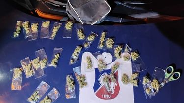 Algunos de los envoltorios de marihuana incautados en los operativos.&nbsp;