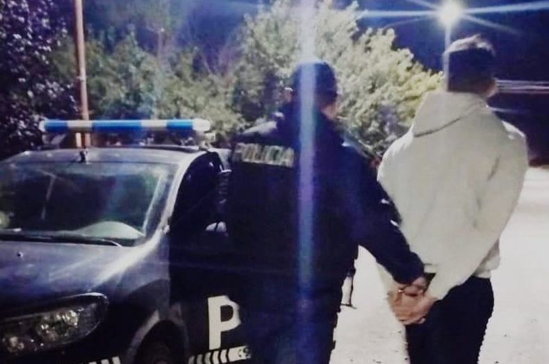 Momentos en que el hombre es llevado a dependencias policiales.