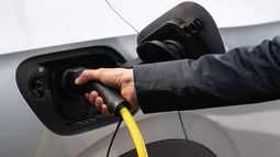 Los autos eléctricos ganan presencia en Mendoza, mientras se amplía la infraestructura de cargadores en estaciones de servicio, comercios y corredores turísticos.