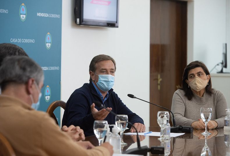 Rodolfo Suarez y el vicegobernador, Mario Abed, junto a los ministros de Economía y Energía, Enrique Vaquié y de Turismo y Cultura, Marina Juri presentaron el programa Mendoza Activa