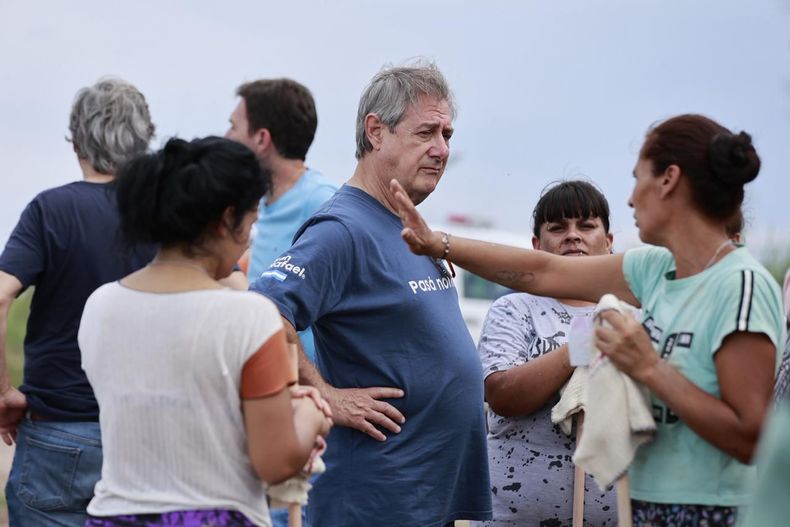 El intendente Omar Félix estuvo junto a vecinos afectados por la histórica crecida del río Diamante.