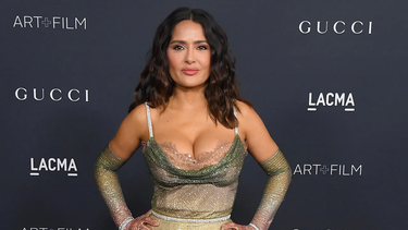 A los 55 años, Salma Hayek enciende las redes con su bikini.