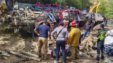 al menos 25 personas murieron al caer un autobus en un barranco en mexico