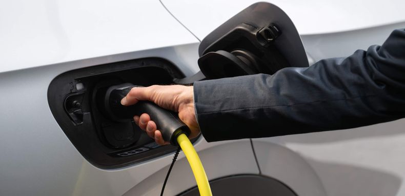 Los autos eléctricos ganan presencia en Mendoza, mientras se amplía la infraestructura de cargadores en estaciones de servicio, comercios y corredores turísticos.