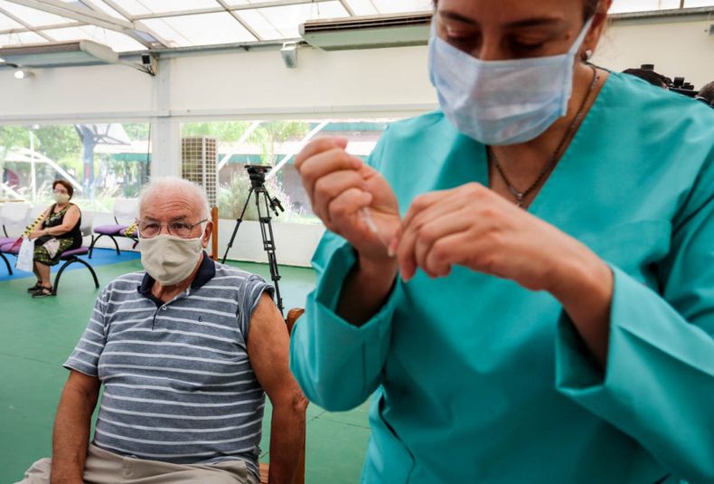 Vacunación, covid 19 , covid 19 mendoza, vacunacion, adultos mayores, mayores de 70, coronavirus, campaña de vacunacion, abuelos, abuelo, vacuna